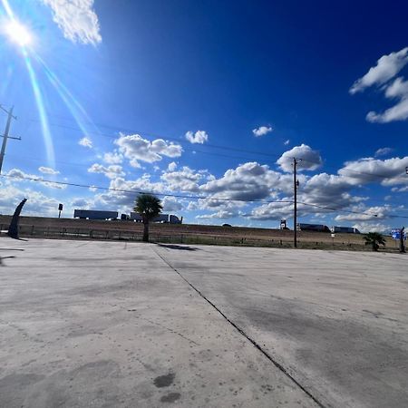 Oyo Garden Inn And Suites Pearsall I-35 East Exterior foto