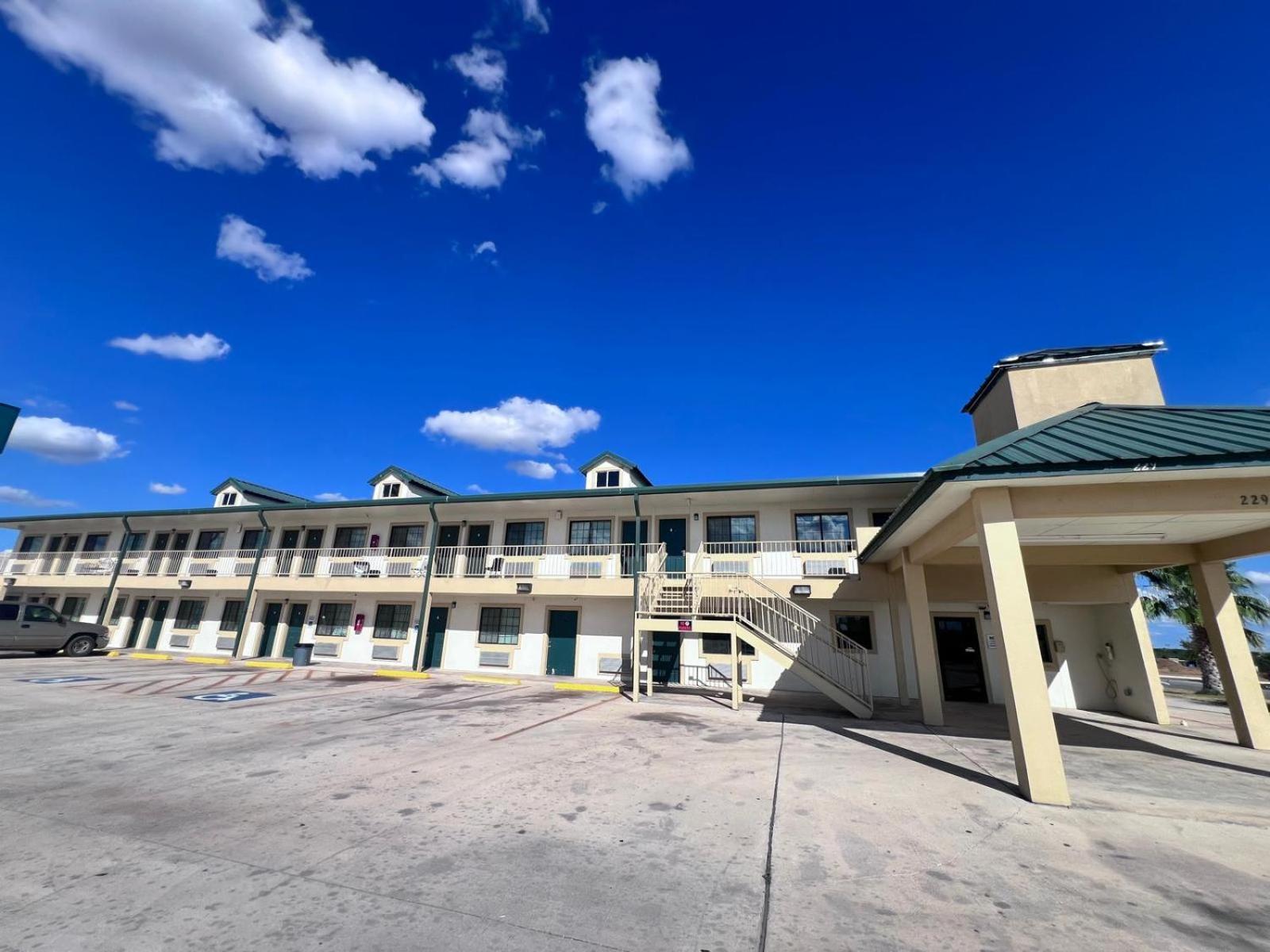 Oyo Garden Inn And Suites Pearsall I-35 East Exterior foto